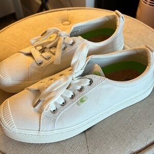 Cariuma white Sneakers size 8.5